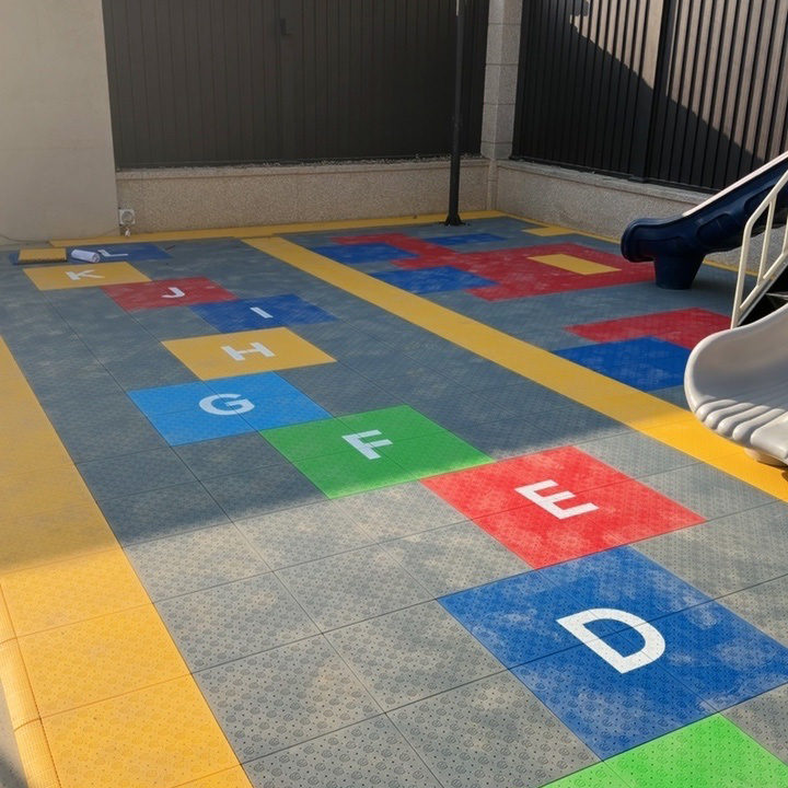 Outdoor Sport Court Tiles - กระเบื้องปูพื้นสนามบาสเก็ตบอลแบบเคลื่อนย้ายได้ PP ชนิดประกบกันได้ ติดตั้งง่าย สำหรับใช้งานกลางแจ้ง